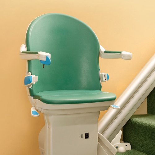 Descubra como as cadeiras elevador da Scada, como a 1000 Smart Interior, podem melhorar a qualidade de vida, proporcionando conforto e independência para pessoas com mobilidade reduzida.